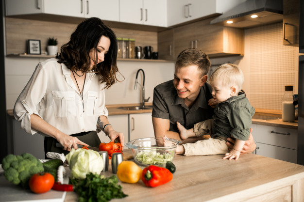 Free Photo | Family in the kitchen